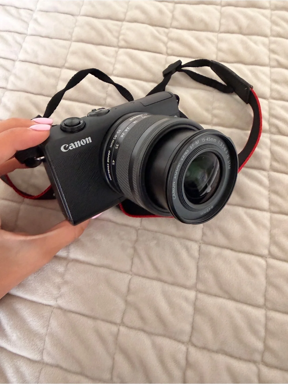 Canon EOS M200 Mirrorless camera with EF-M 15-45mm lense- Black
